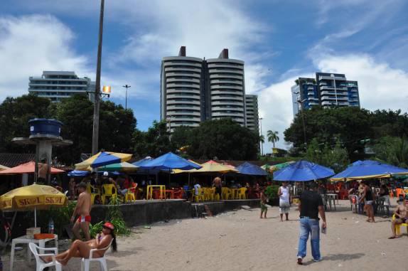 Pequena praia na Ponta Negra, em Manaus - AM